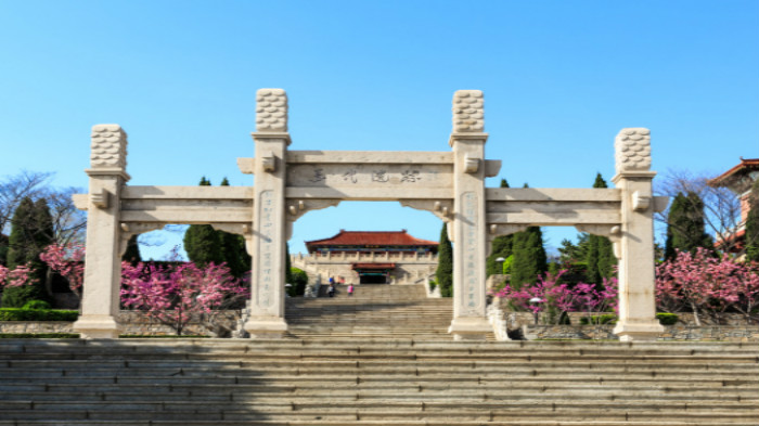 文登文山公園文登峰山公園不僅有花有草,還有動物園,碰碰車以及摩天輪