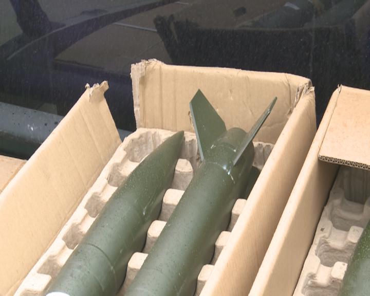 荣成市气象局工作人员曹建军说,炮弹里面装的是碘化银 在八千到一万米