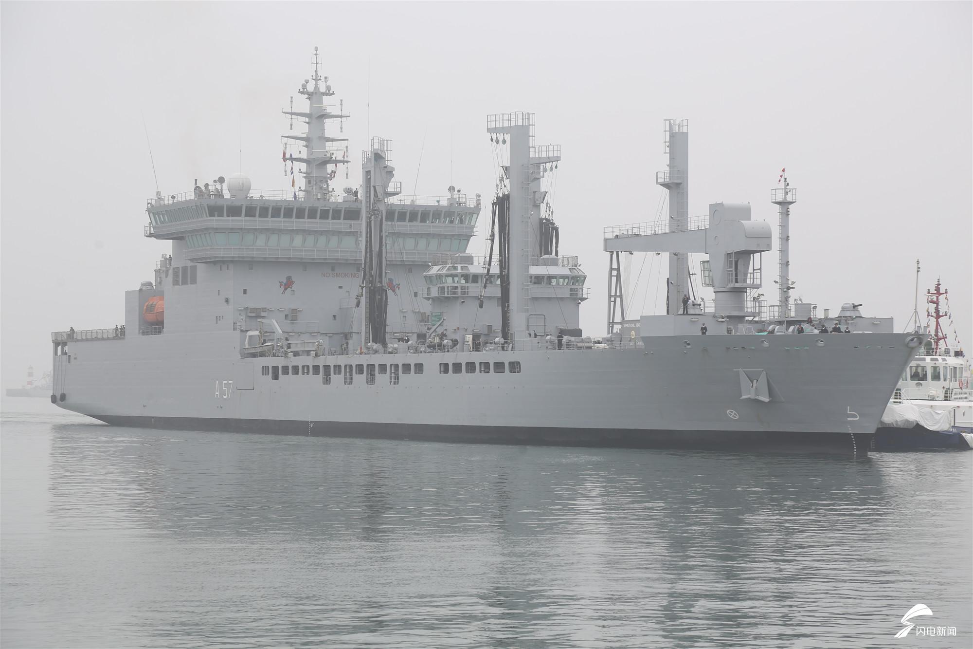 参加多国海军活动的外国军舰陆续抵达