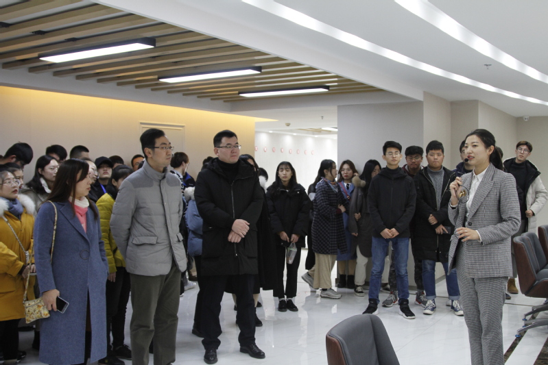 80名学子到中启创优企业参观学习.jpg