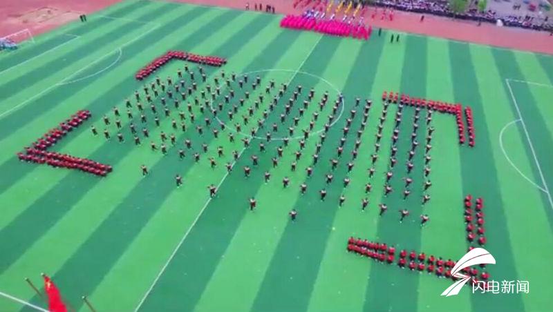 此时场上队形展现出"1949"和"2019"的字样,一面鲜红的五星红旗在队伍