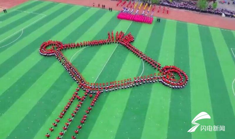 此时场上队形展现出"1949"和"2019"的字样,一面鲜红的五星红旗在队伍