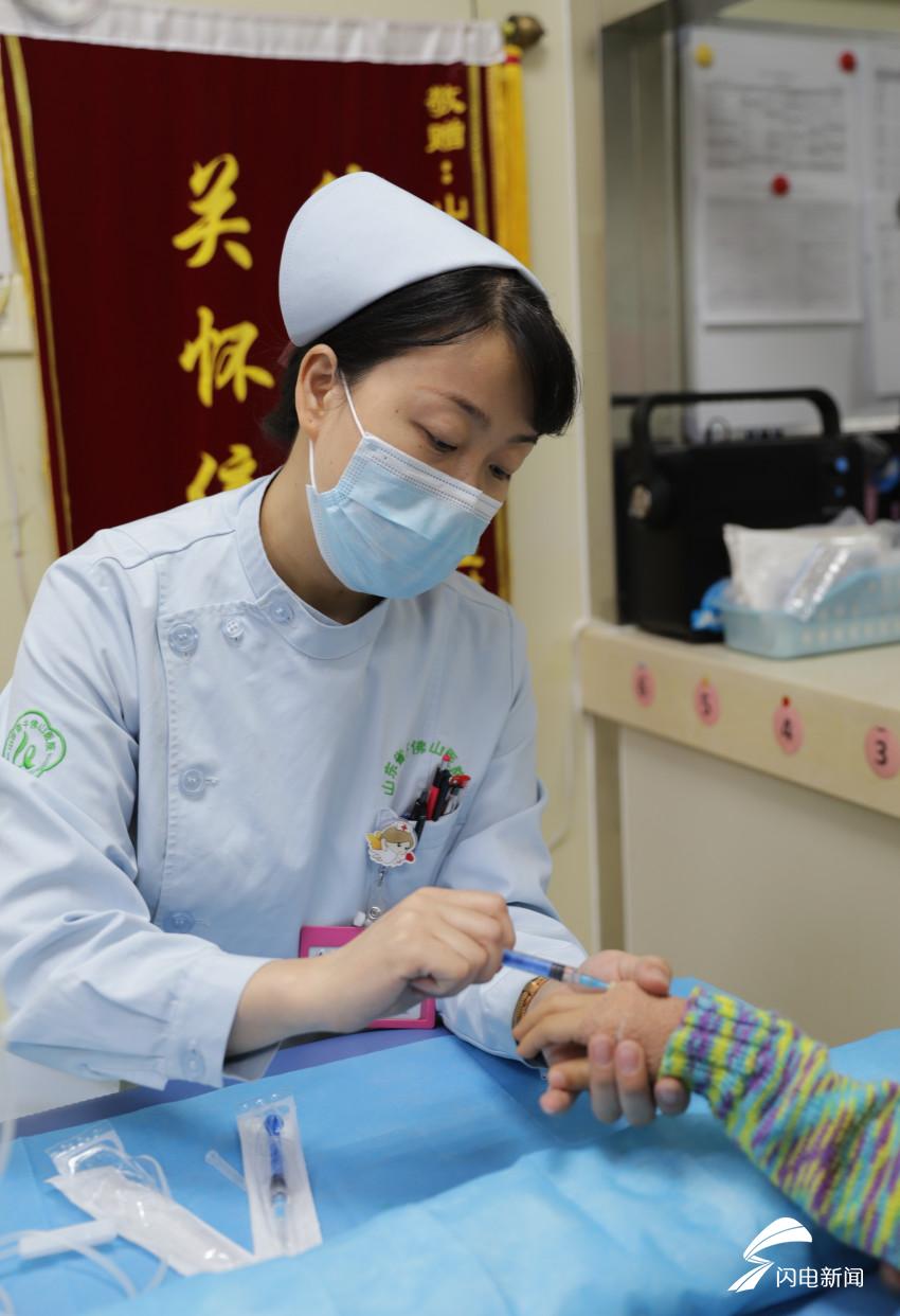 85次静脉输液,24次肌肉注射……儿科门诊兼注射室的护士李彦霞这一天