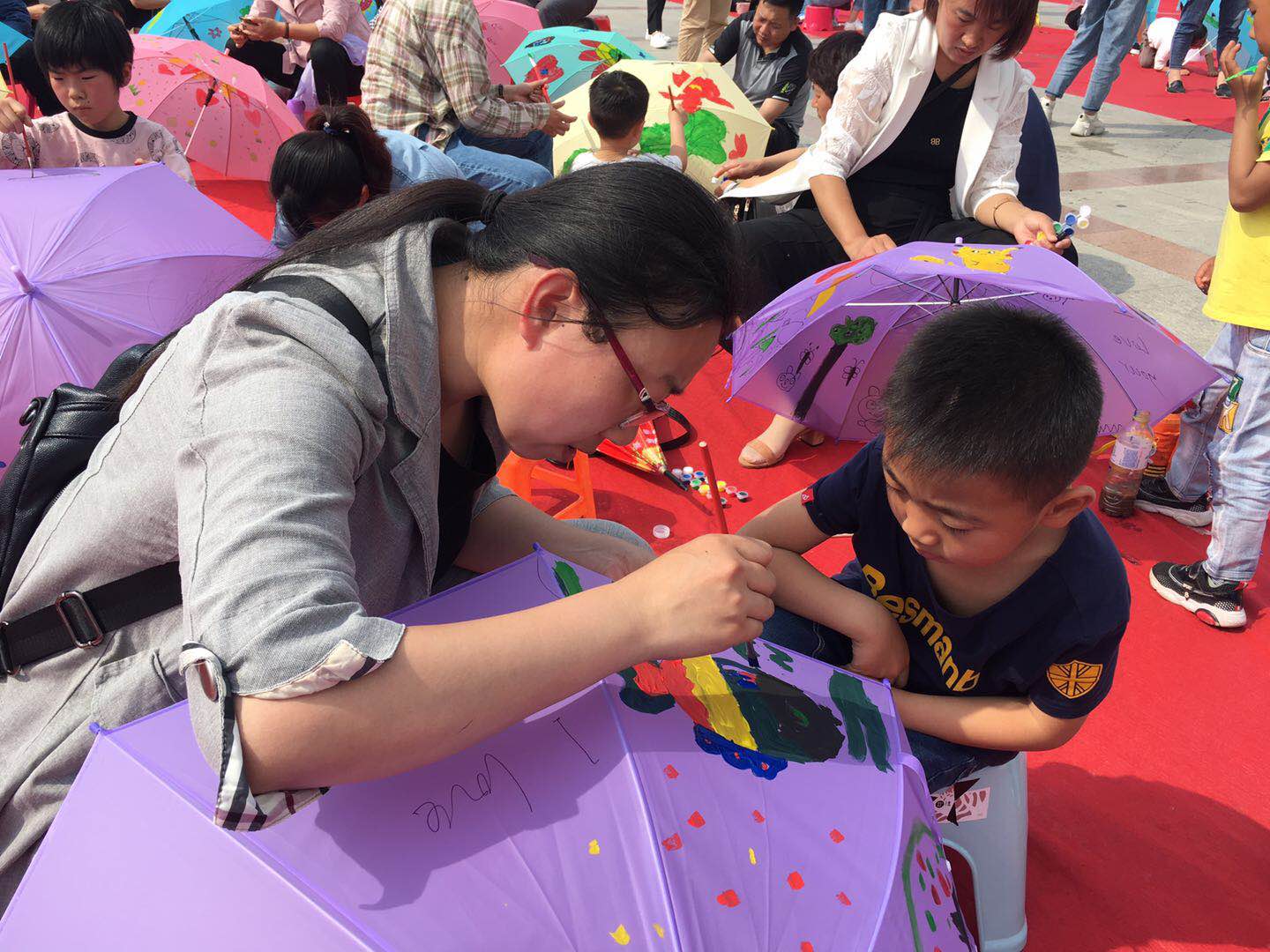 温情五月天 乐陵市图书馆开展雨伞diy活动感恩母亲