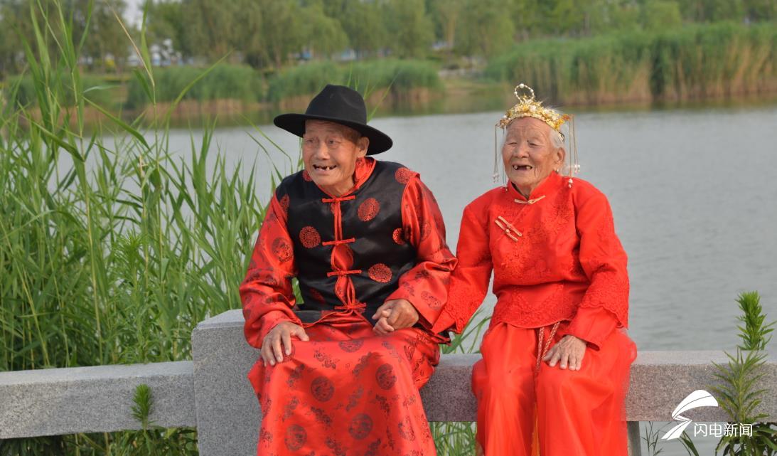 郓城九旬"白金婚"夫妇拍婚纱照 见证相伴70年忠贞爱情