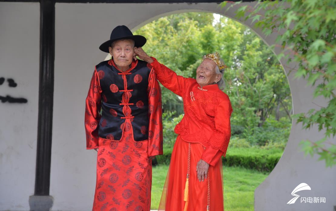 郓城九旬"白金婚"夫妇拍婚纱照 见证相伴70年忠贞爱情