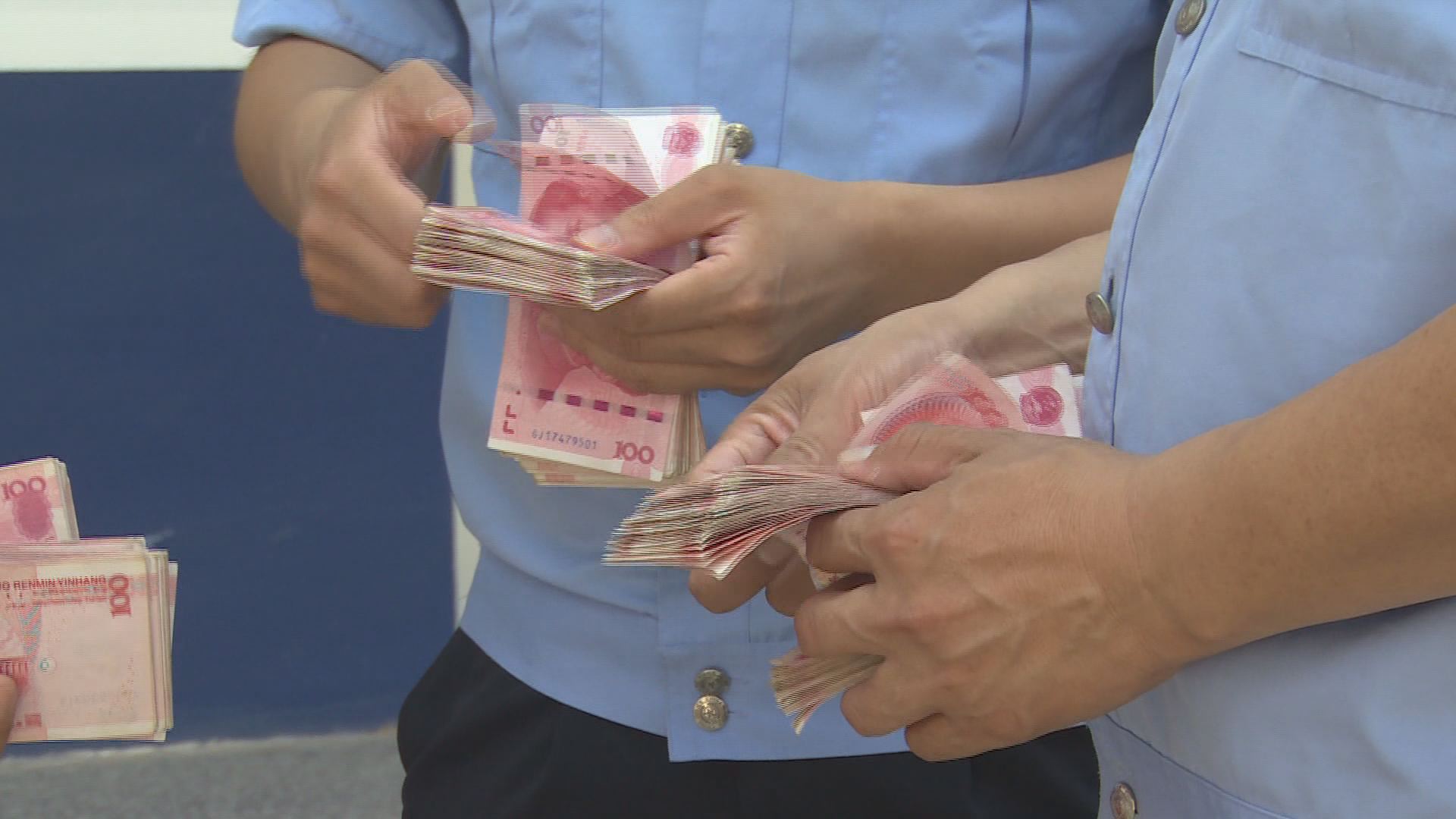 成武村民捡到五万元现金派出所里巧遇失主