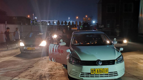教練車違規(guī)行駛被市民舉報 濱州交警連夜查處