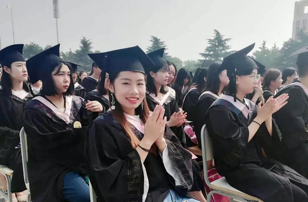 典礼结束后,在坤元楼大厅举行了学位授予仪式,宫淑瑰,耿金波,王雪晨