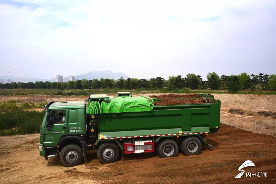 全密闭渣土运输车率先亮相荣成石岛