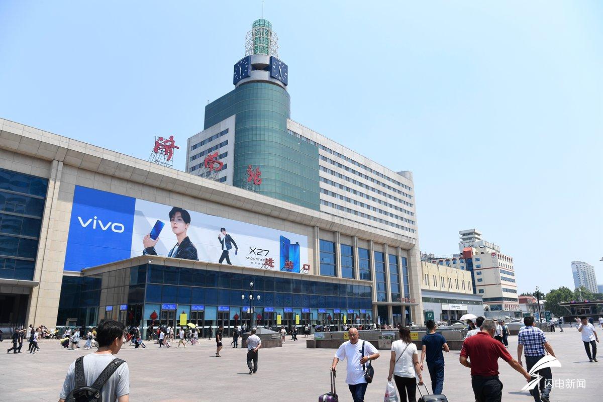 2019年暑运正式拉开帷幕,7月2日,在济南火车站,带娃出行的乘客明显