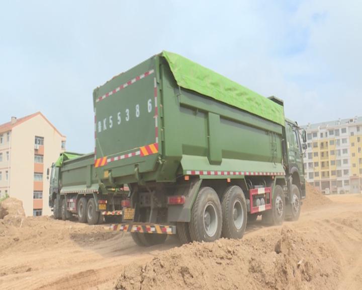 全密闭渣土运输车亮相荣成市石岛