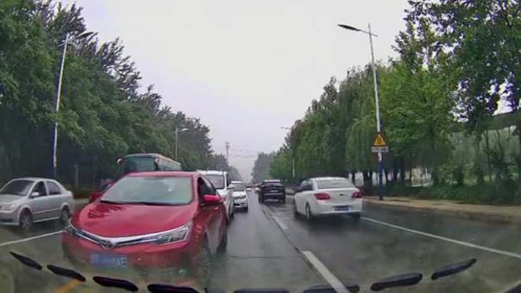 34秒丨1分鐘內(nèi)6輛！濱州街頭連續(xù)拍到越雙黃線逆行車輛