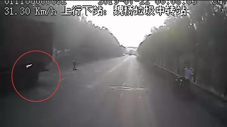 37秒丨路遇貨車起火 鄒平這兩名公交司機(jī)拿著滅火器沖了上去