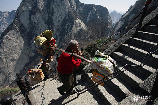 在《勇做新时代泰山挑山工》的政论片中有人问挑山工,这活这么苦累