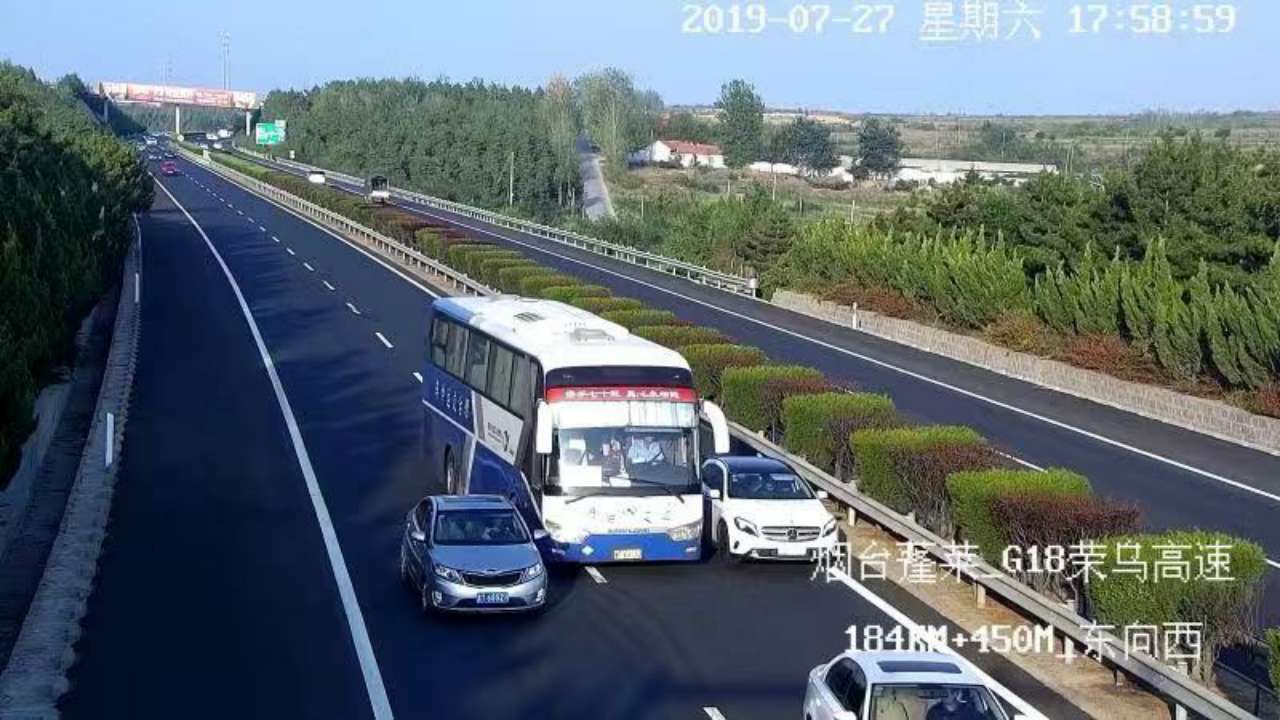 ?高速路車輛故障，女司機滯留行車道，生死時刻竟“安心”車內通話8分鐘