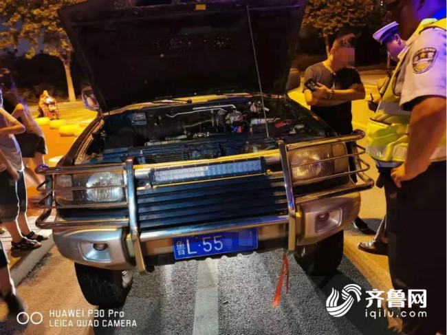 日照一私家车装警灯警笛"耍酷" 交警:查!