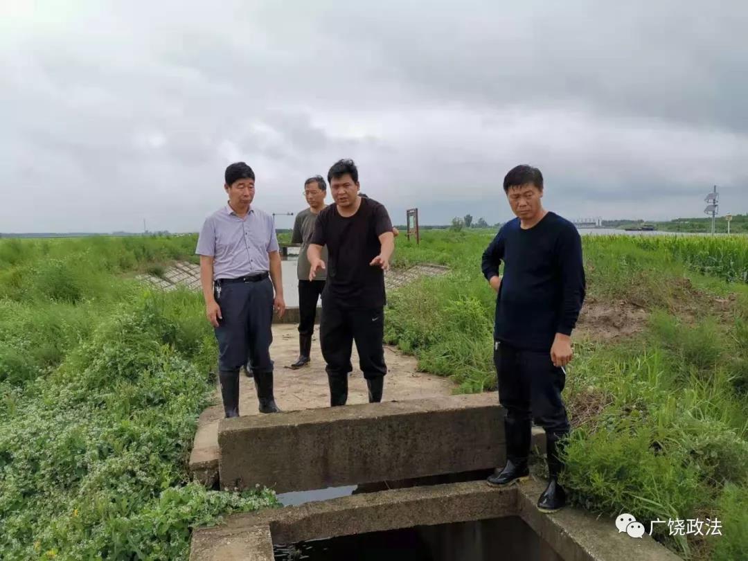 河道沿岸察看防汛情况,到桑二村,东北坞村,央上村等村庄察看受灾情况