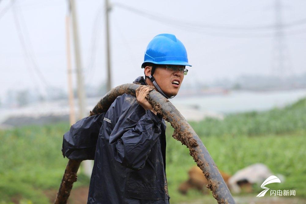 寿光供电公司应急抢修队肩挑背扛保供电实力诠释行走的脊梁