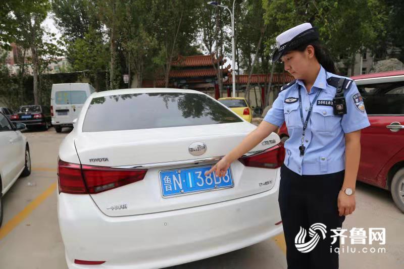 德州一女子网购号牌贴遮挡车牌,上路被查面临处罚