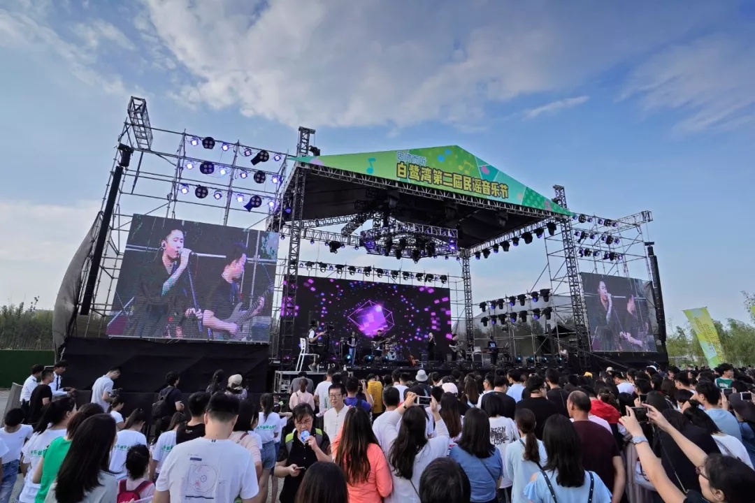 温润诗意的氛围,自在随心的生活……小镇本身是一个天然的音乐舞台