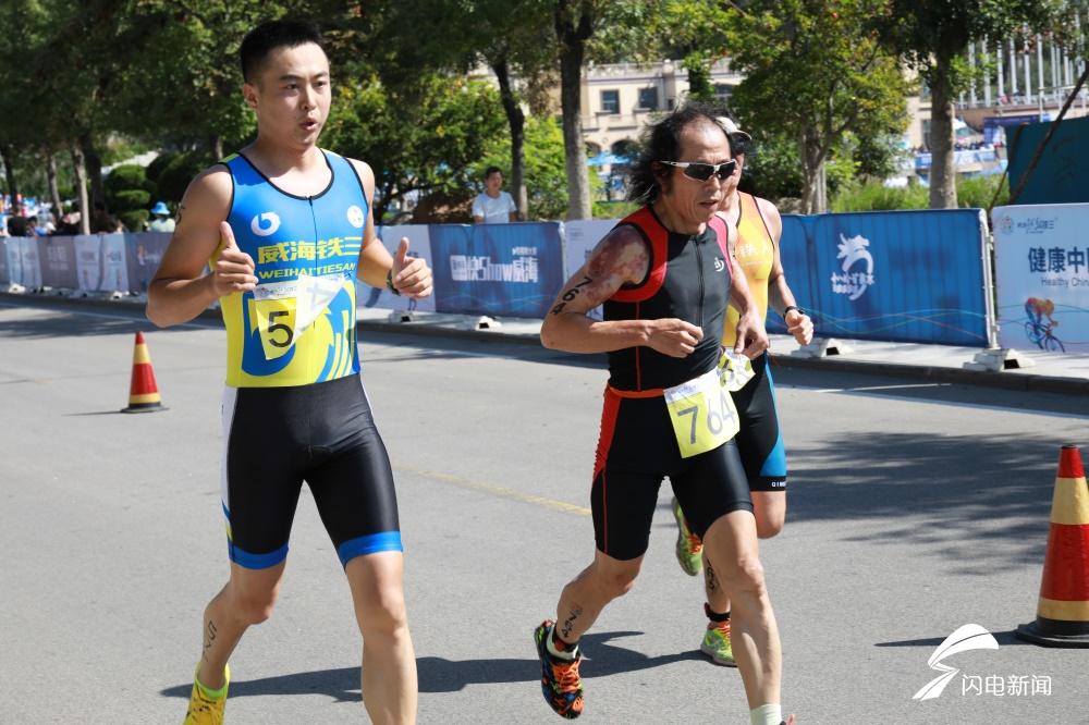 選手們在奮力奔跑.