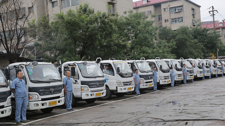 6.现在的吸粪车_副本.jpg