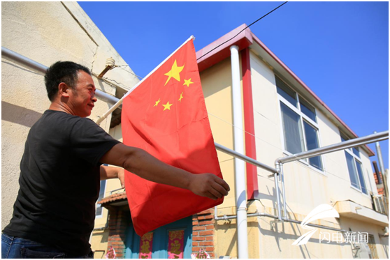 組圖丨國旗飄揚鮮花簇擁 青島城陽節日氛圍別樣濃