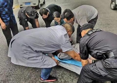 國慶我在崗丨巡邏時遇交通事故 濱州博興民警緊急救助