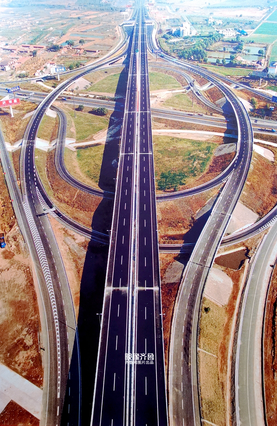 1993年12月,山东第一条高等级公路——济青高速全线竣工通车jpg