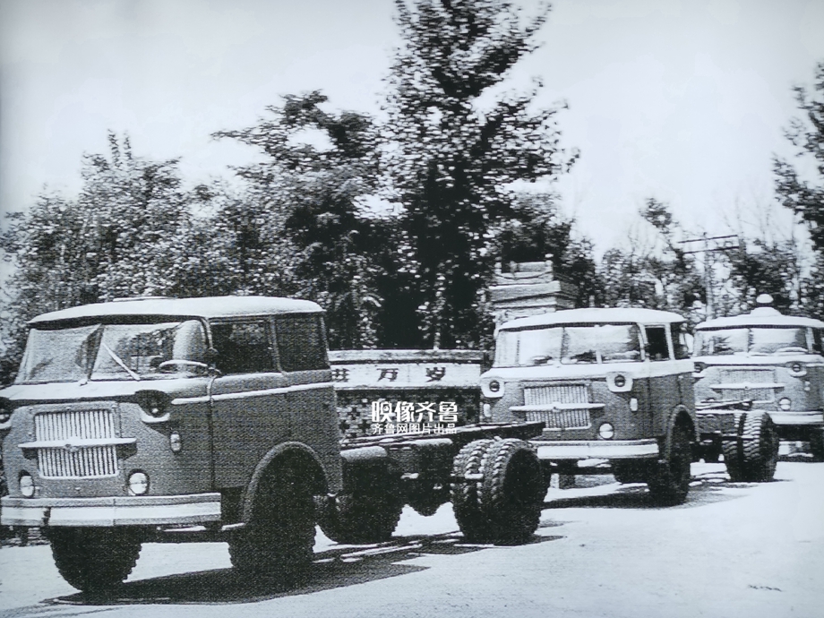1960年,济南汽车制造厂制造的第一批黄河牌重型汽车出厂,结束了我国不