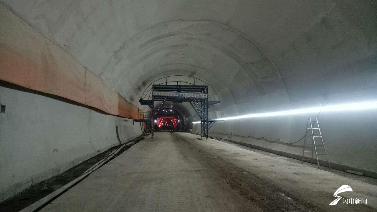 新台高速首个隧道龙山寨隧道单向贯通
