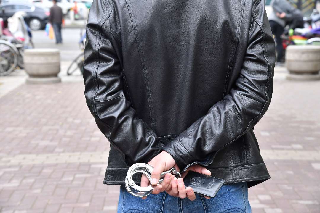 20余人吸贩毒团伙覆灭记!利用快递运毒品 大毒枭这回栽了