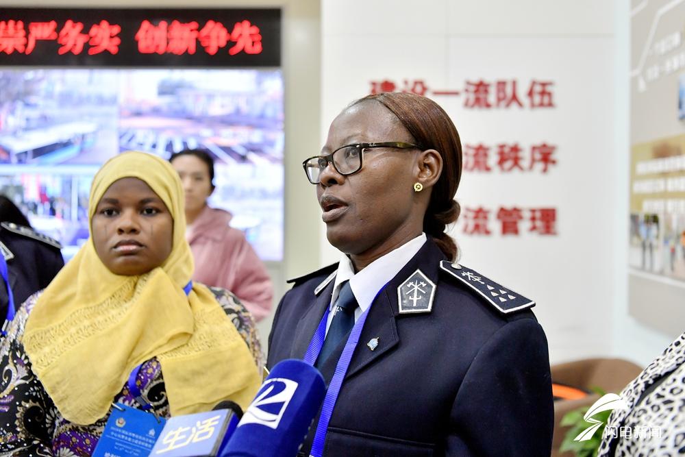 影像力非洲阿sir在济南上路执勤还帮老人过马路