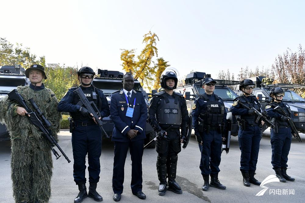 图为非洲警官参观济南公安特警支队.闪电新闻记者 白少光 摄