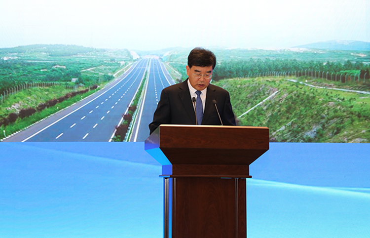 日照市五莲县委副书记,县长朱贵友参加会议并作典型经验介绍.