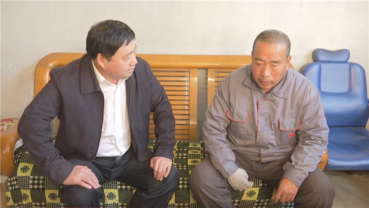 滨州市滨城区委常委宣传部长边洪芳到秦皇台乡走访慰问困难群众