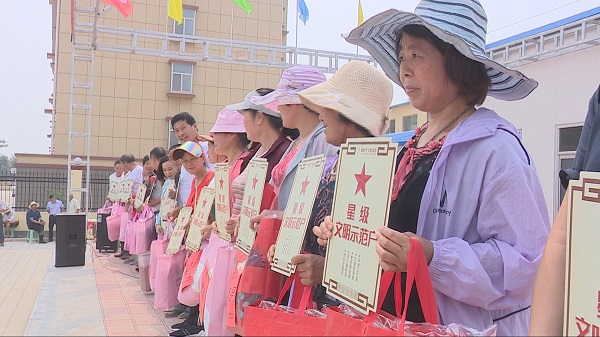 近日,在潍坊青州市何官镇南口埠村中心广场上锣鼓声声,村里评出的"