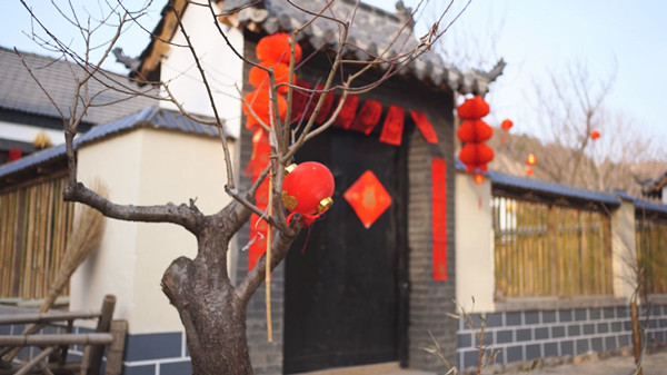 农家小院青砖灰瓦,古色古香,喜庆的红灯笼,窗花,寓意吉祥的春联,给小