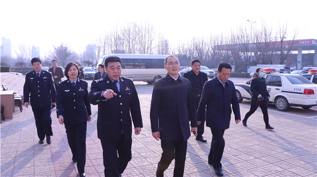 陵城区委书记田晨光慰问春节期间坚守岗位的公安干警驻地官兵消防