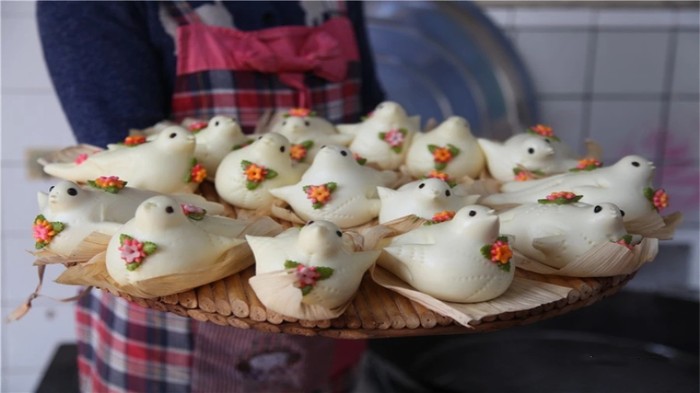 威海市文登区妇女巧手捏面燕迎春来