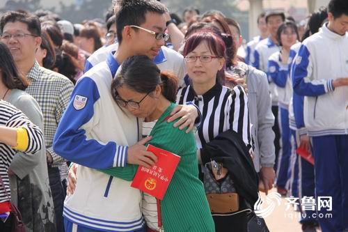 威海二中成人仪式:穿过"成人门" 担起一份责