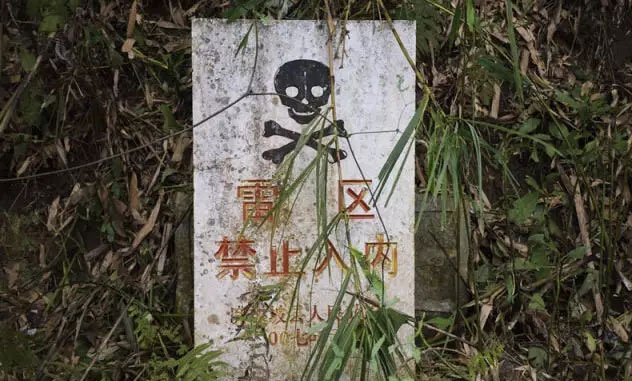 8分钟看哭这群中国90后战士手拉手走过雷区