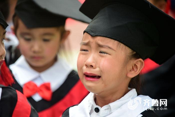 茌平一幼儿园举行毕业典礼 百余儿童离别落泪