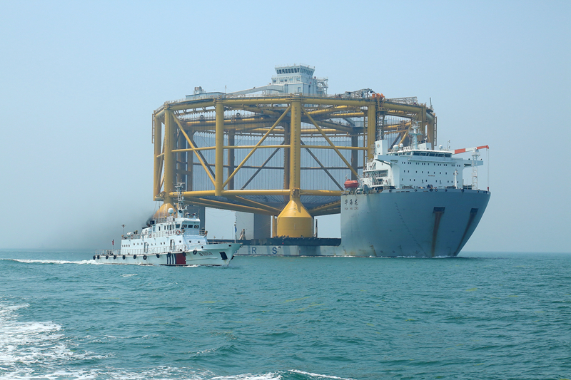 载运着世界首座规模最大的半潜式智能海上"渔场"的半潜船"华海龙"号