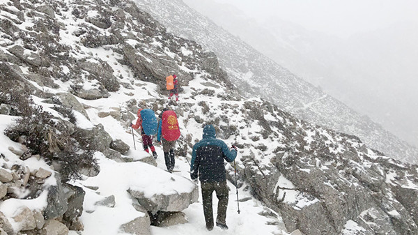 40余驴友穿越鳌太线遇暴风雪被困秦岭上展开生死大救援