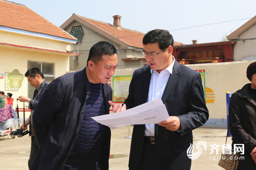 16副區長鄭同忠到市中街道五里居委會現場視察.png