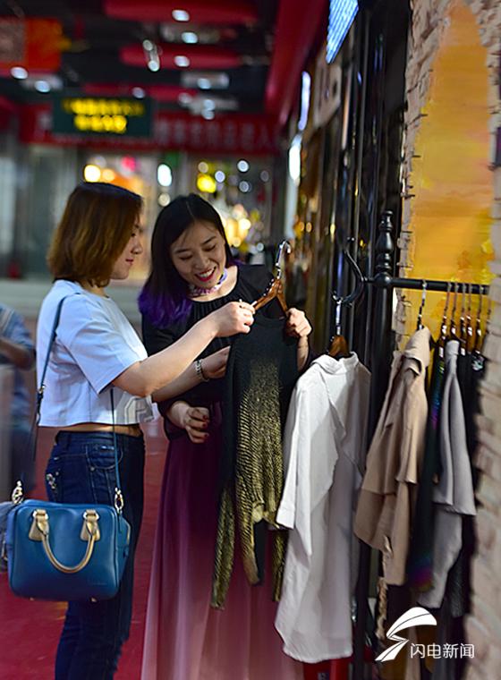 90后美女陪购师陪客户逛街购物一小时赚300元