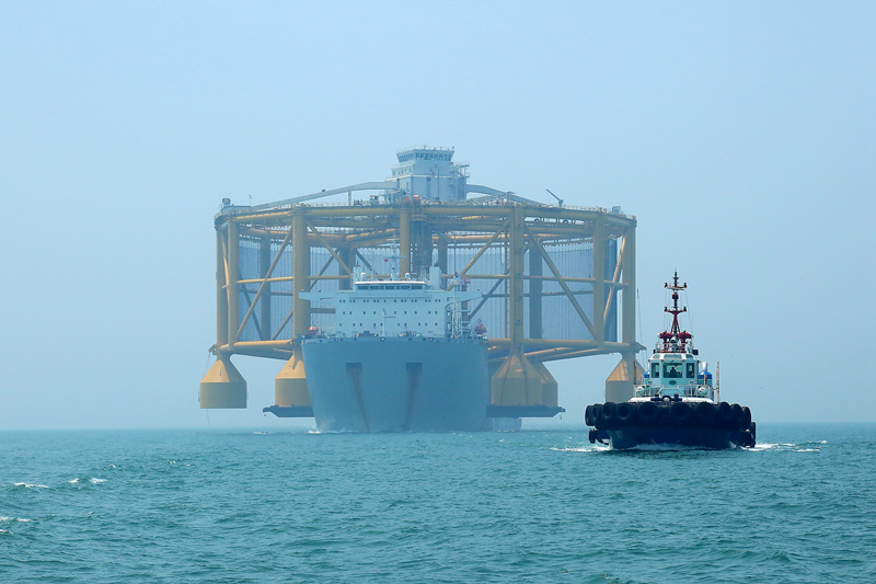 载运着世界首座规模最大的半潜式智能海上"渔场"的半潜船"华海龙"号