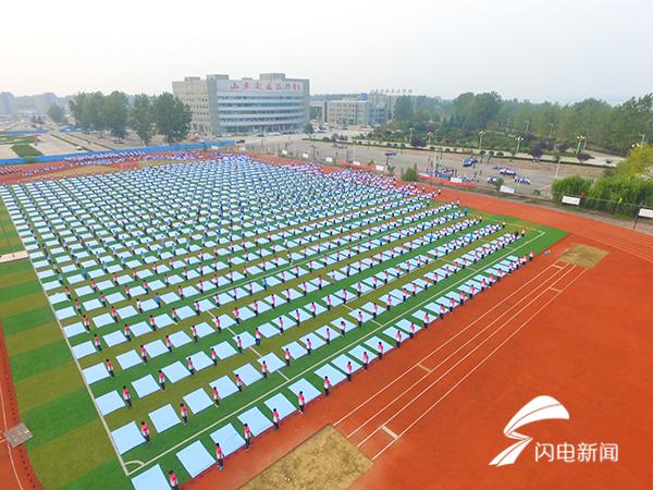 6 学院实行半军事化管理，图为学院新生军训环节之一叠被子.JPG